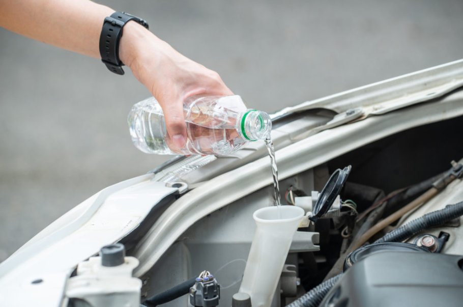 Can you put water on your engine to cool it down?